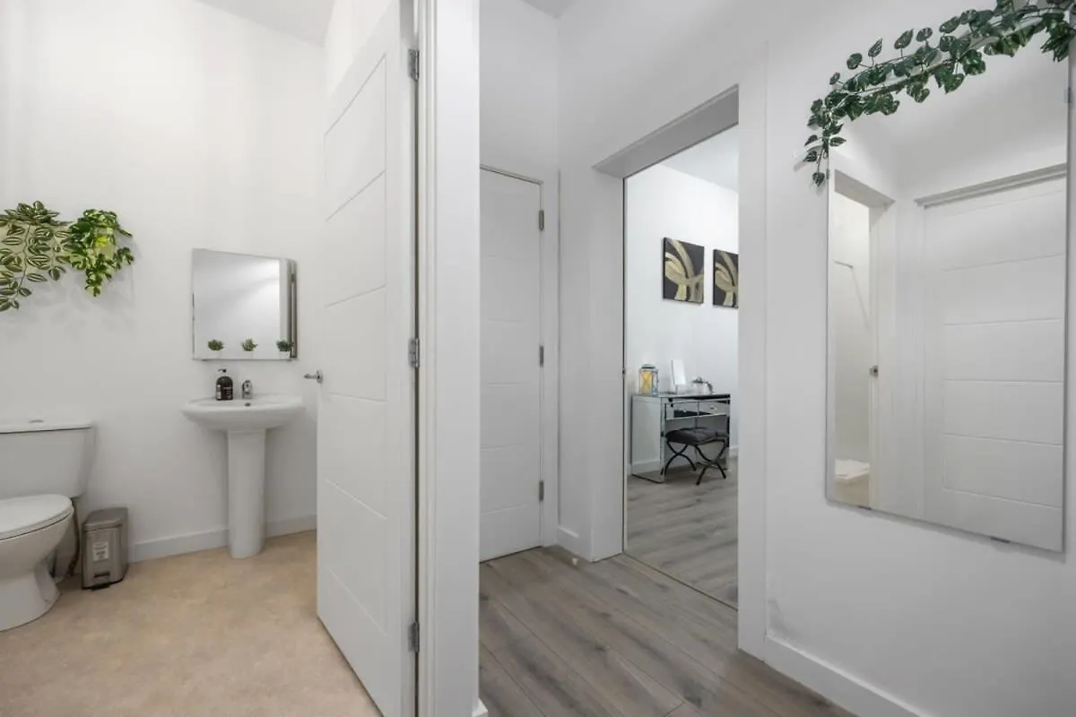 Smart 1 Bedroom Apartment In Belfast East Village